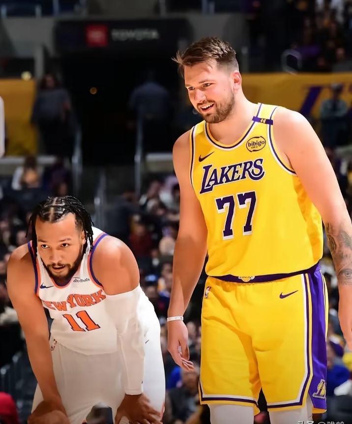 欧篮联赛后走向成谜，纽约尼克斯止住颓势，话题不断，年轻球员得到机会(伦纳德个人资料)