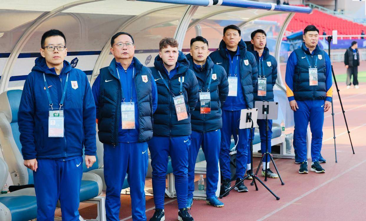 包含山东泰山训练开放日，窗口期外线爆发引欢呼，中超在即，年轻球员得到机会的词条